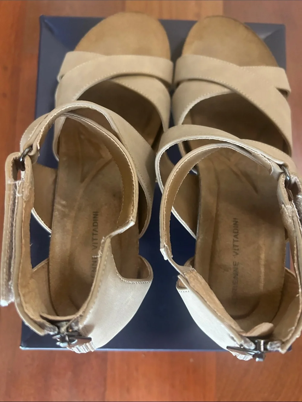 Adrienne Vittadini Taupe Suede Gladiator style wedge sandal crisscross strap 9.5